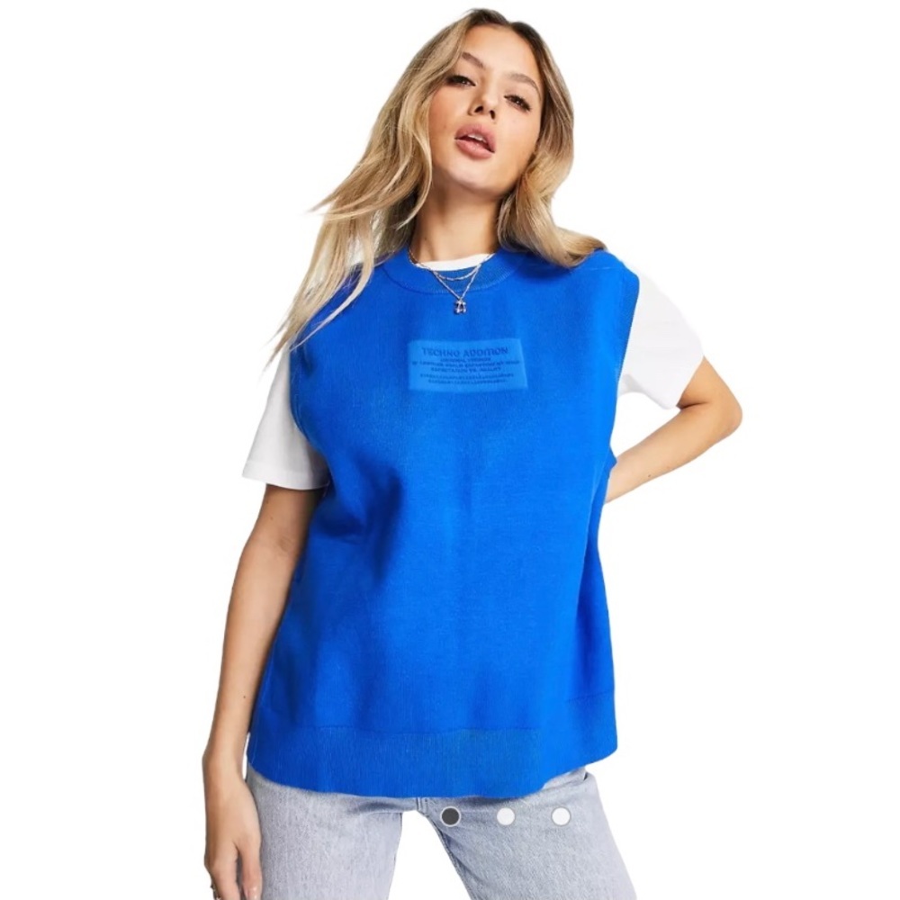 Urban Revivo button detail knitted vest in bright blue